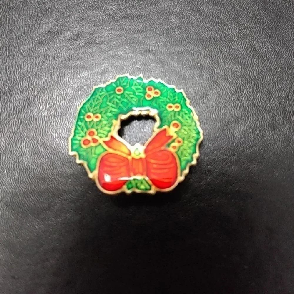 Holiday wreath brooch red green enamel colorful holiday